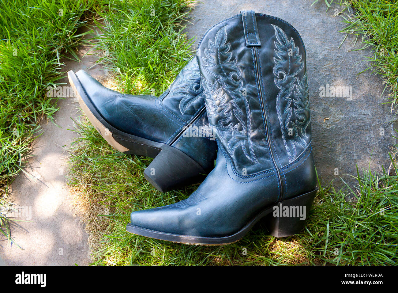 Una sposa sta per mettere su questi stivali da cowboy e li indossa per il  suo matrimonio Foto stock - Alamy