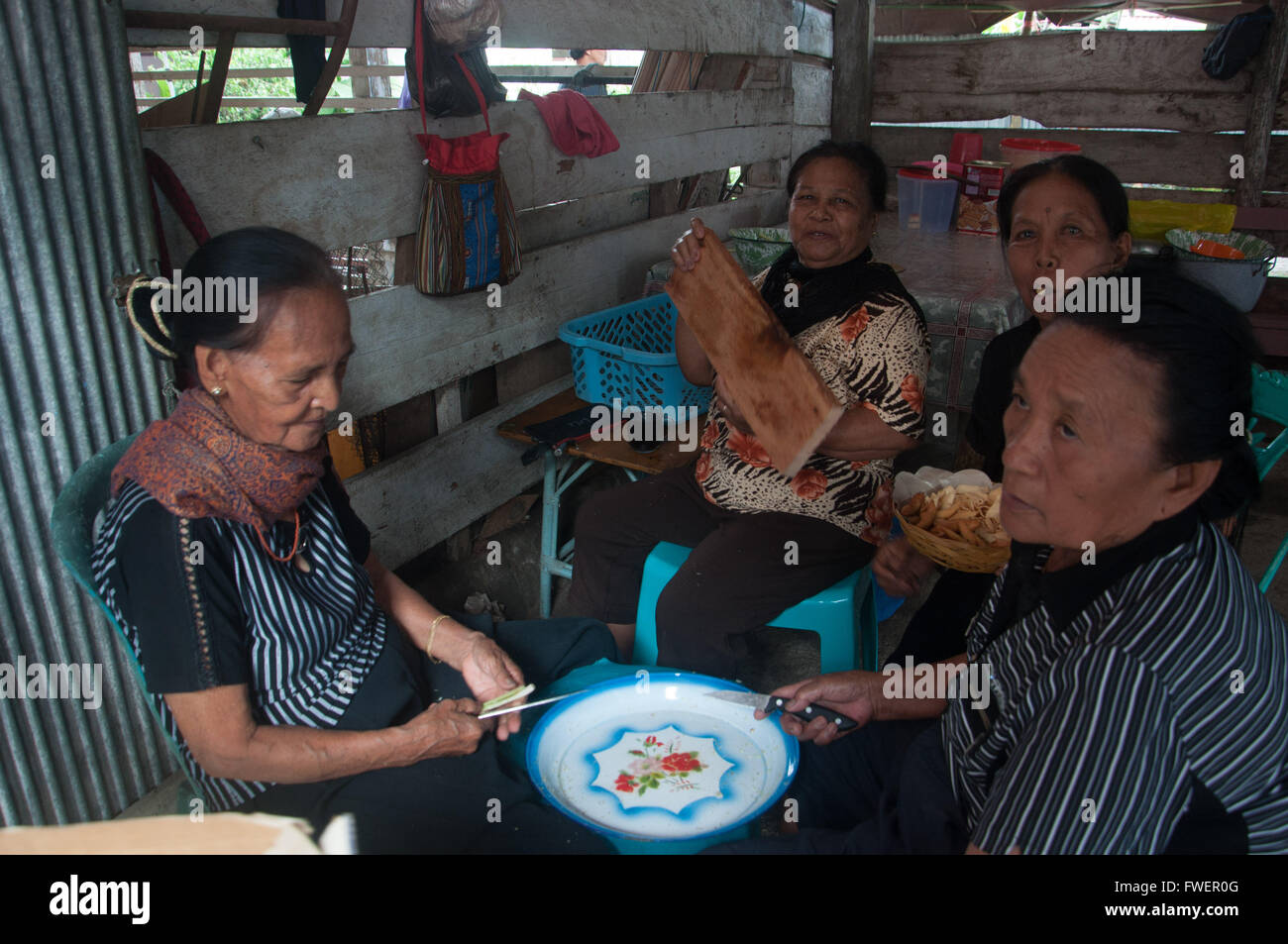 Le famiglie di preparare i pasti per il ritardo di Maria Tulak la cerimonia funebre. Maria Tulak, è deceduto il 16 febbraio all'età di 83 a Foto Stock