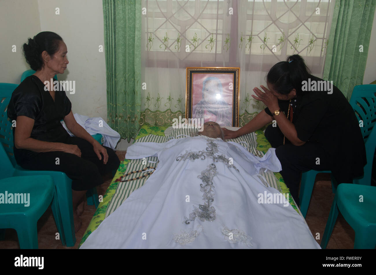 Parenti pagare una visita per vedere la fine Maria Tulak del cadavere in Luwu Timur, Indonesia nel febbraio 2016. Maria Tulak, passate o Foto Stock
