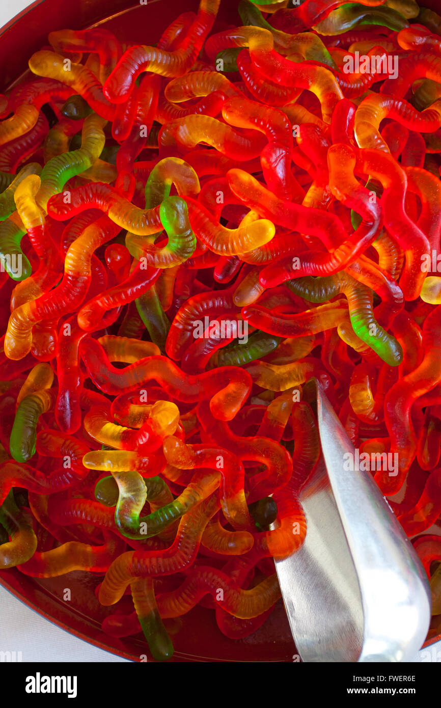 Gummy worm sono insieme in un piatto di portata in corrispondenza di una caramella a buffet di nozze. Foto Stock