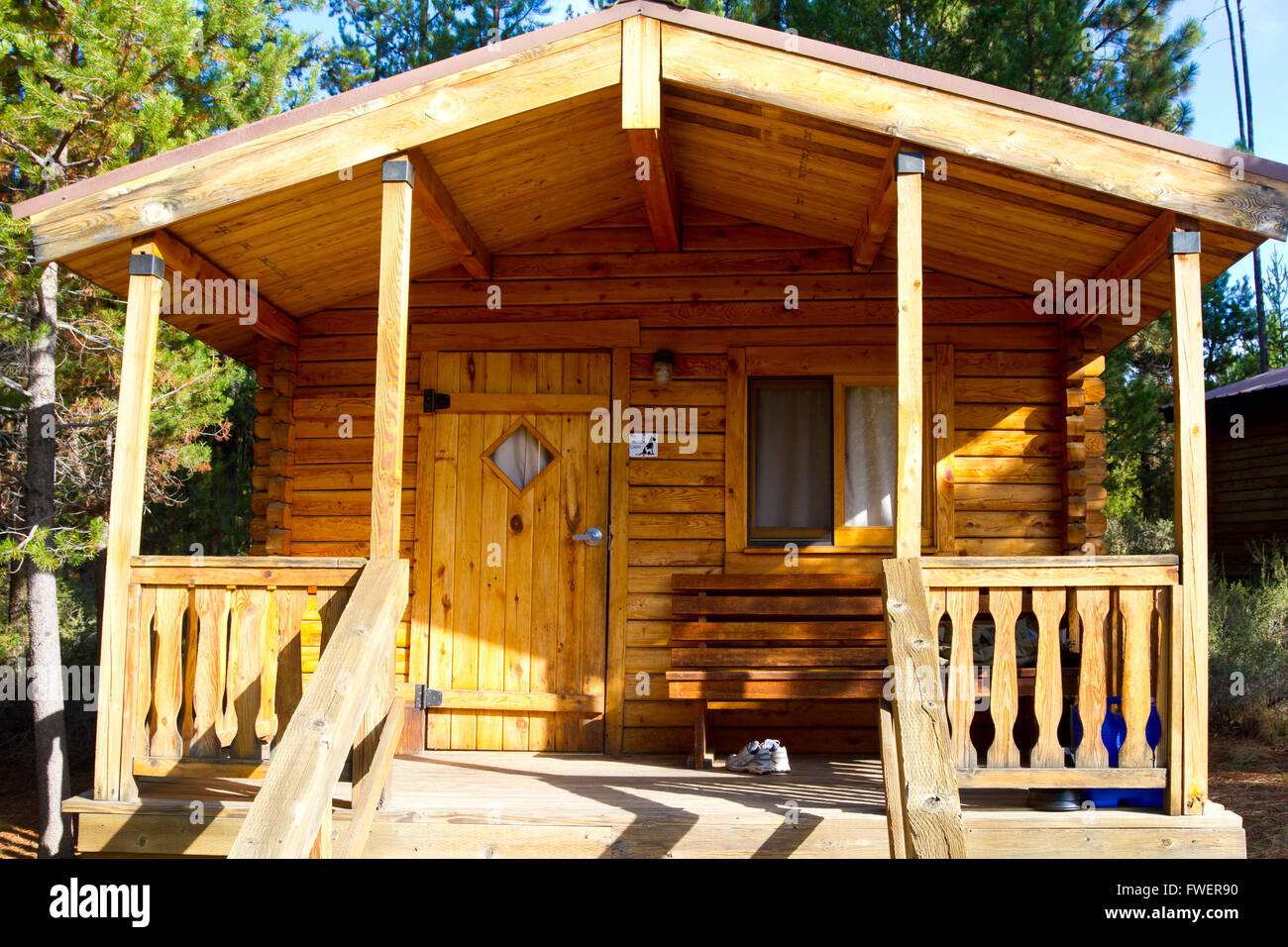 Un rustico log cabin lodge edificio nel bosco in un campeggio all'aperto parco.f Foto Stock