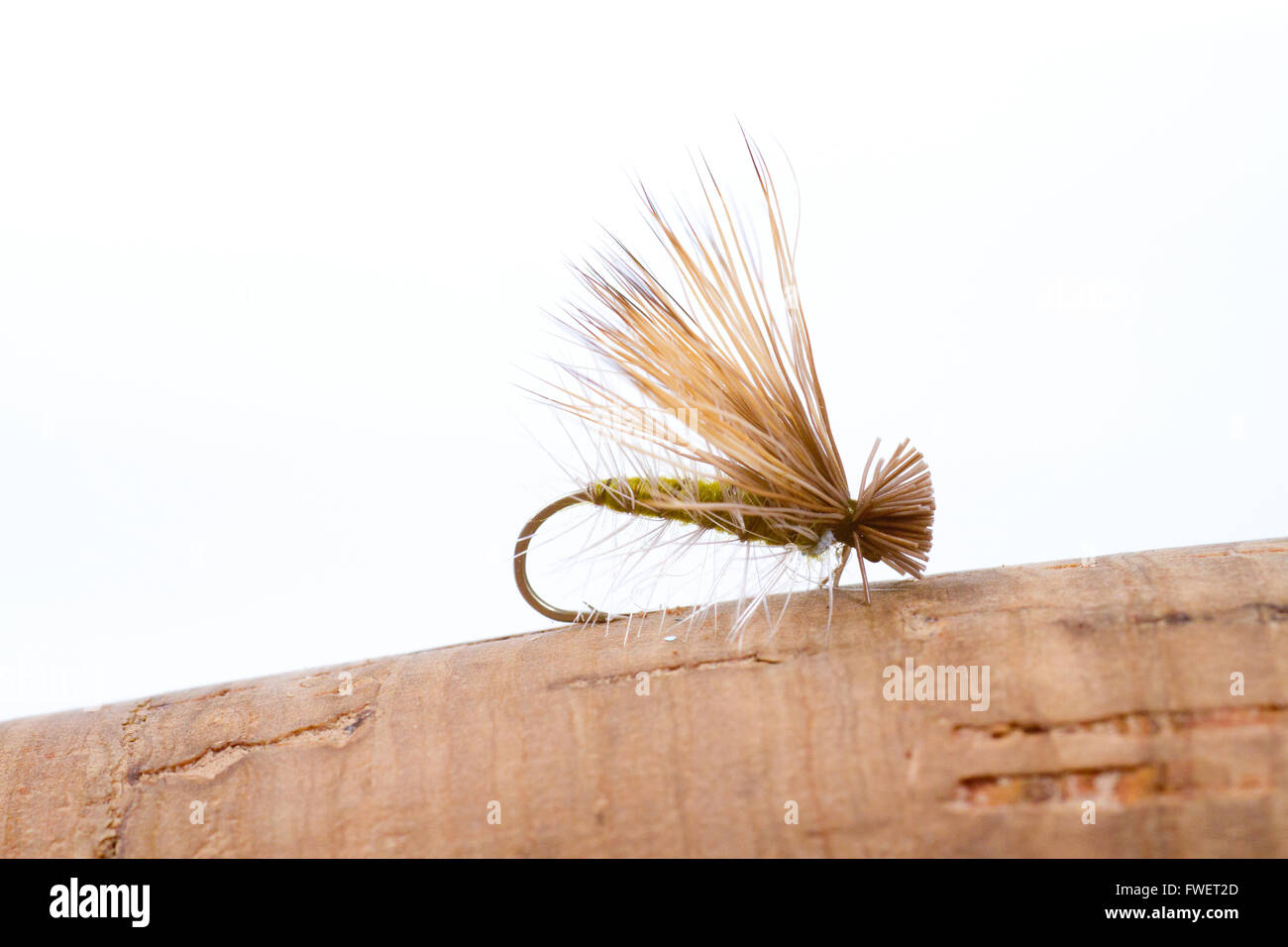 Questo caddis imitazione è fatta di peli di cervo e alce Elk hair e legato in un modo artistico per attirare il pesce mentre la pesca nei laghi strea Foto Stock