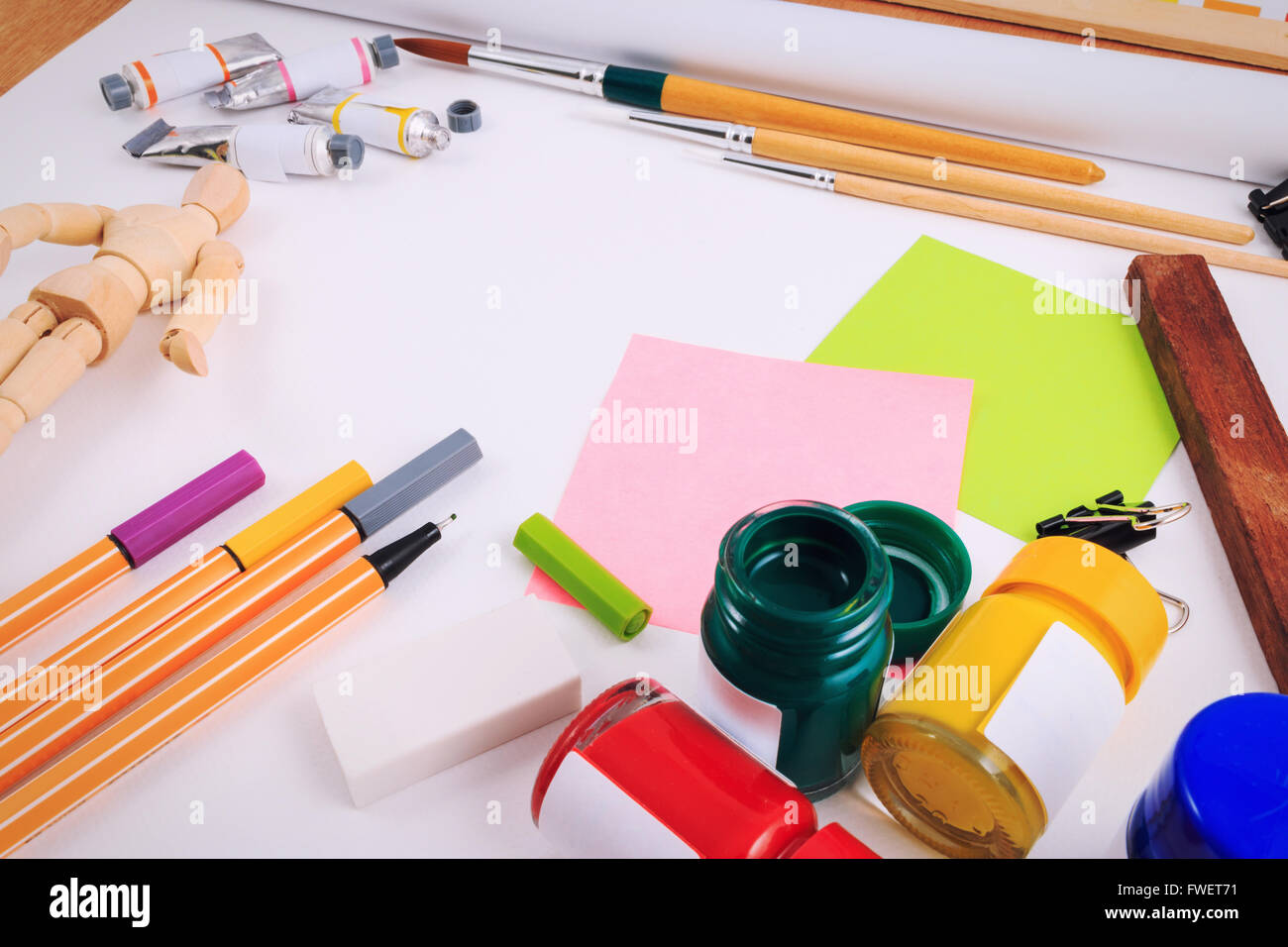 Set di strumenti creativi per il lavoro di arte su uno sfondo bianco. Foto Stock