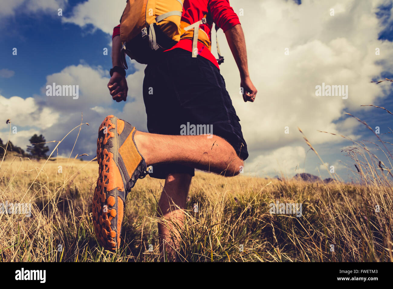 Escursionismo uomo o trail runner passeggiate in montagna paesaggio di ispirazione. Fitness e uno stile di vita sano escursionista o trekker a piedi Foto Stock