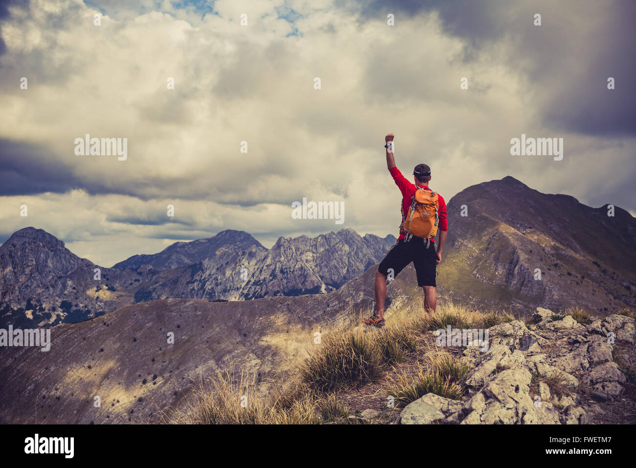Escursionismo uomo, scalatore o trail runner in montagna, ispiratrice vista del paesaggio. Il successo e il concetto di affari.motivati escursionista wit Foto Stock