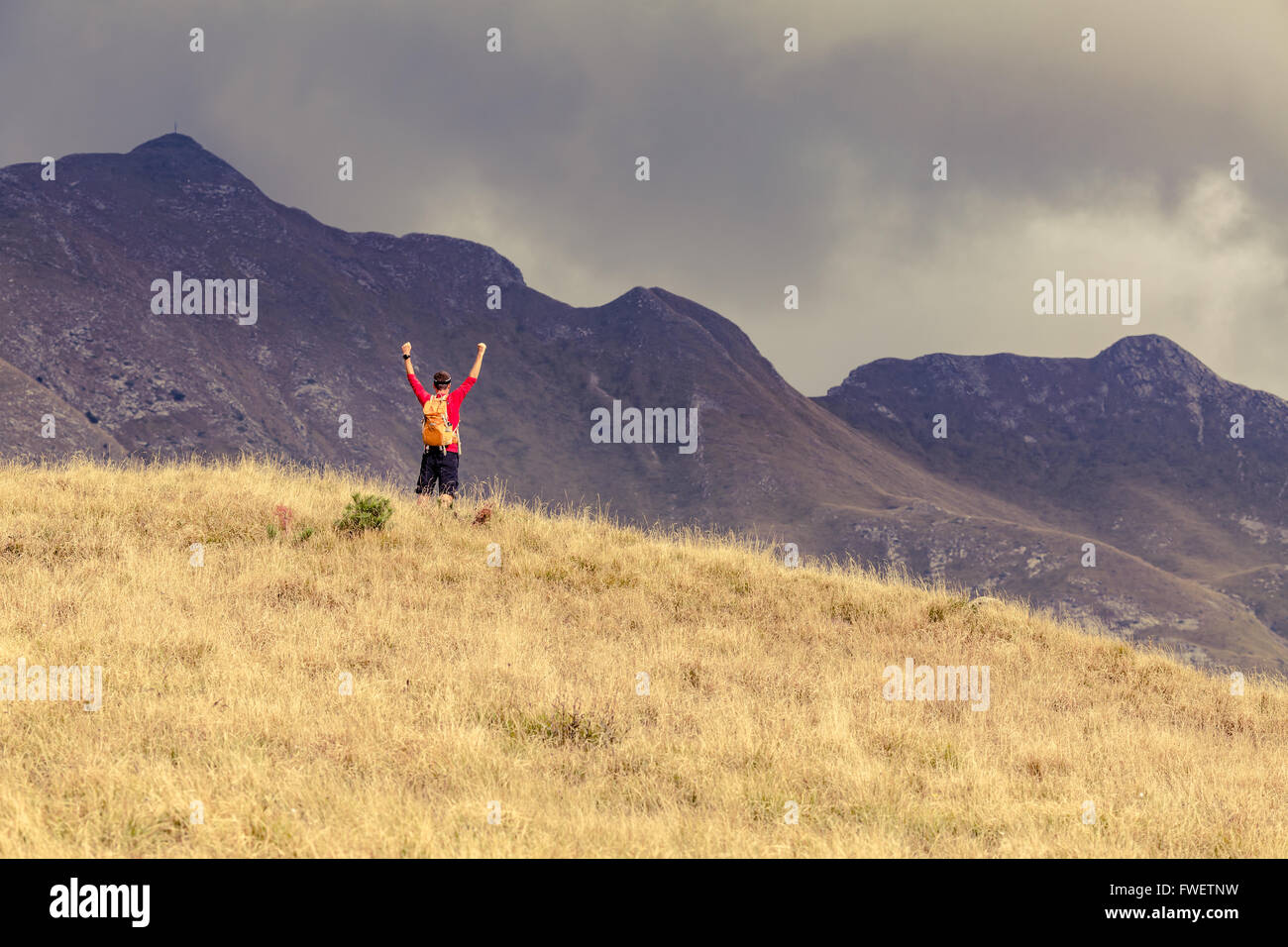 Escursionismo uomo, scalatore o trail runner in montagna, ispiratrice vista del paesaggio. Il successo e il concetto di affari.motivati escursionista wit Foto Stock