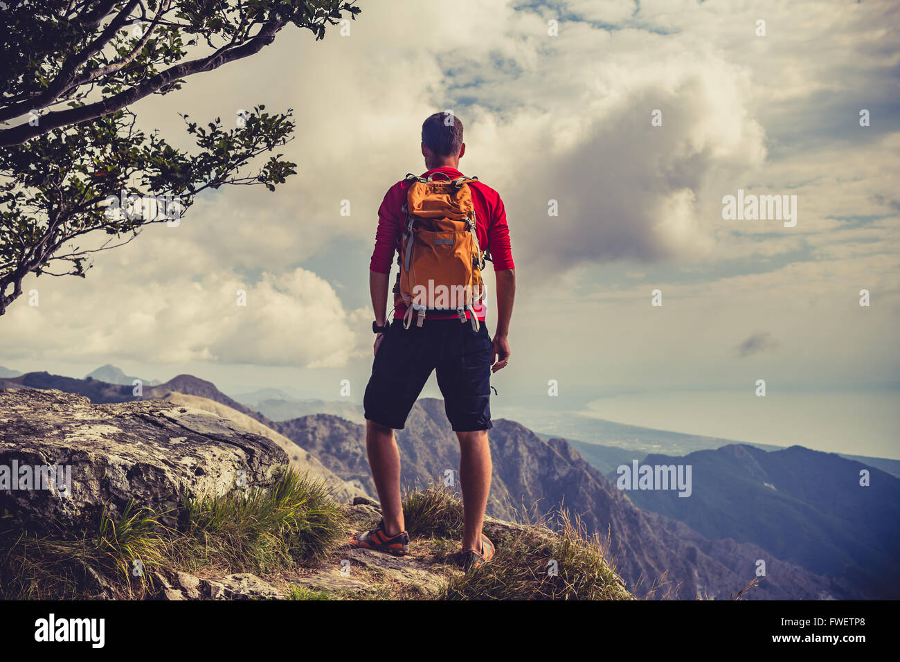 Escursionismo uomo, scalatore o trail runner in montagna, ispiratrice vista del paesaggio. Escursionista motivati con zaino guardando beautif Foto Stock