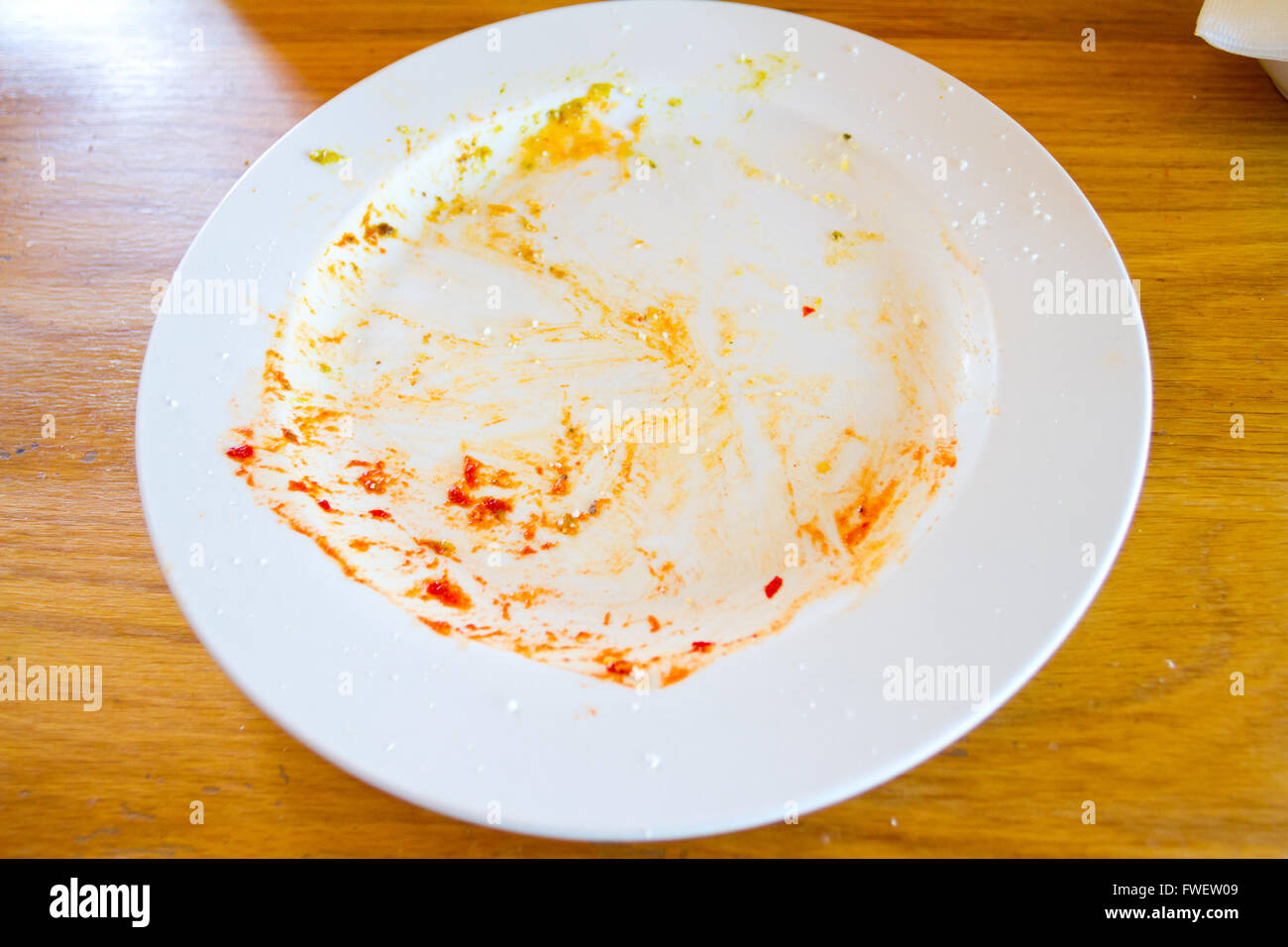 Questa piastra utilizzata per avere cibo su di essa ma tutto era stato mangiato in questo ristorante lasciando la piastra dove il pasto era vuoto. Foto Stock