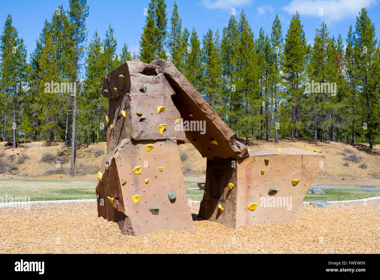 Un esterno di arrampicata su roccia struttura in un parco giochi in un parco per i bambini per fare pratica e giocare. Foto Stock