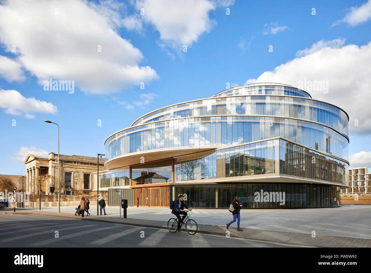 Elevazione obliqua con street e il contesto. Il Blavatnik Scuola di Governo presso l Università di Oxford, Oxford, Regno Unito Foto Stock