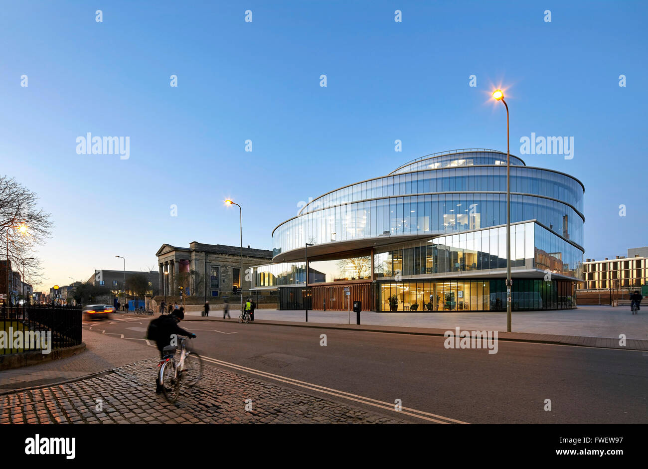 Elevazione obliqua con street e il contesto al crepuscolo. Il Blavatnik Scuola di Governo presso l Università di Oxford, Oxford, unite Foto Stock