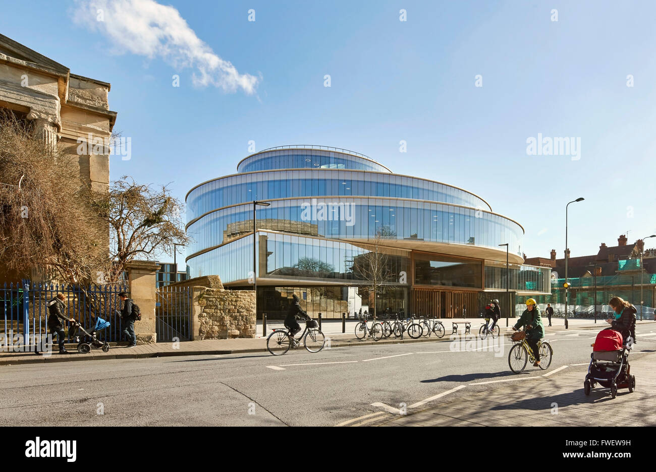 Elevazione obliqua con street e il contesto. Il Blavatnik Scuola di Governo presso l Università di Oxford, Oxford, Regno Unito Foto Stock