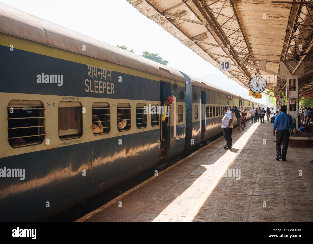 Karwal stazione ferroviaria piattaforma, Goa, India, Asia del Sud Foto Stock