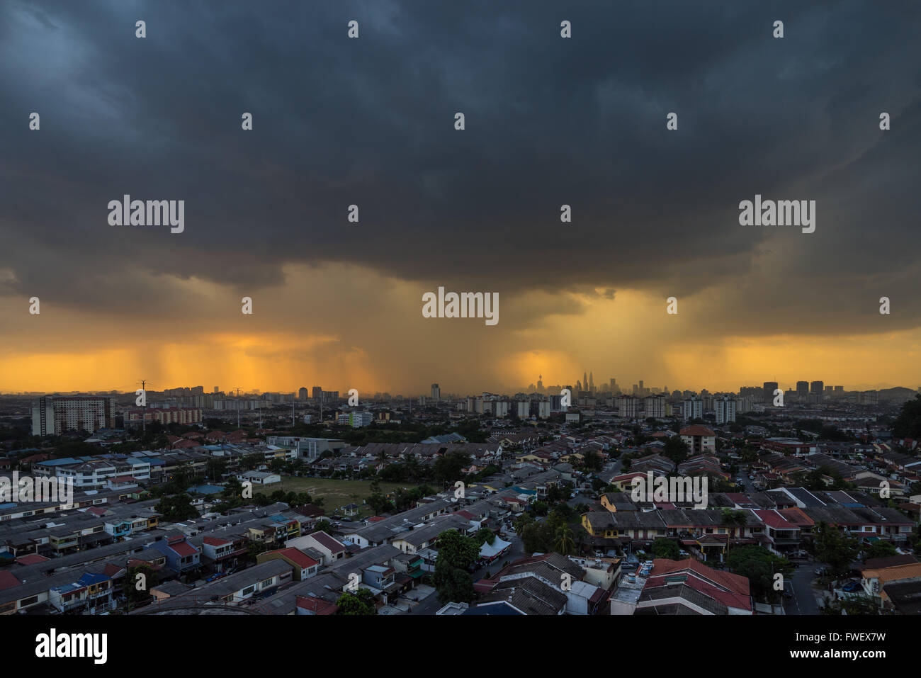 Tempestoso e piovoso tramonto nel centro cittadino di Kuala Lumpur in Malesia Foto Stock