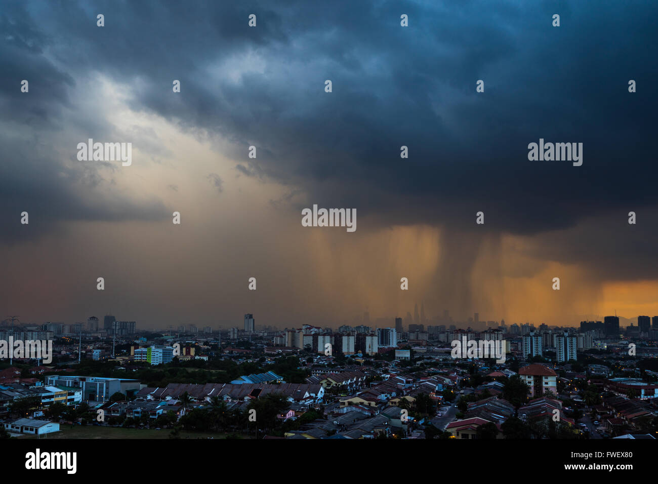 Tempestoso e piovoso tramonto nel centro cittadino di Kuala Lumpur in Malesia Foto Stock