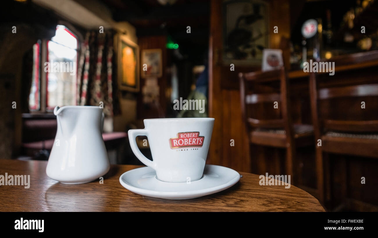 Robert Roberts caffè sul tavolo di un Irish Pub. Foto Stock