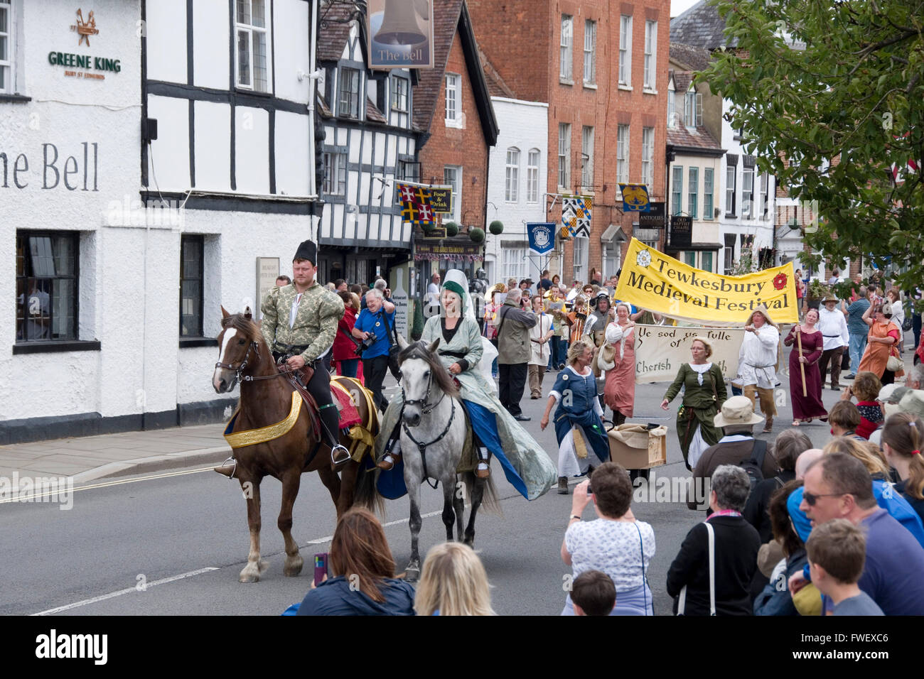 Tewkesbury, Regno Unito - 17 Luglio 2015: Horse riders portare il primo festival medievale sfilata il 17 luglio 2015 in Church street a Tewkesbury Foto Stock