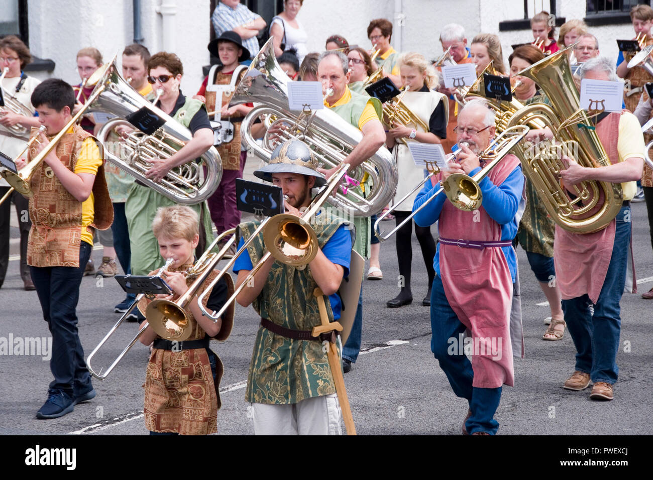 Tewkesbury, Regno Unito - 17 Luglio 2015: Brass Band che suona nel primo Festival medievale sfilata il 17 luglio 2015 in Church Street, Foto Stock