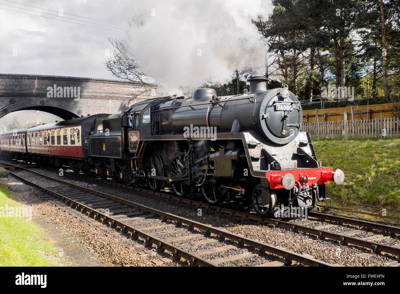 Un treno a vapore del North Norfolk Railway in partenza dalla stazione di Weybourne con un treno per Holt, Pasqua 2016. Foto Stock