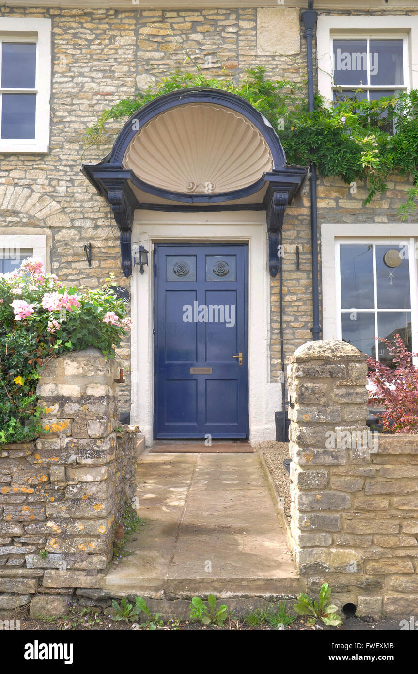 Xviii secolo portico Shell sulla vecchia casa di corte in Sherston Wiltshire Foto Stock