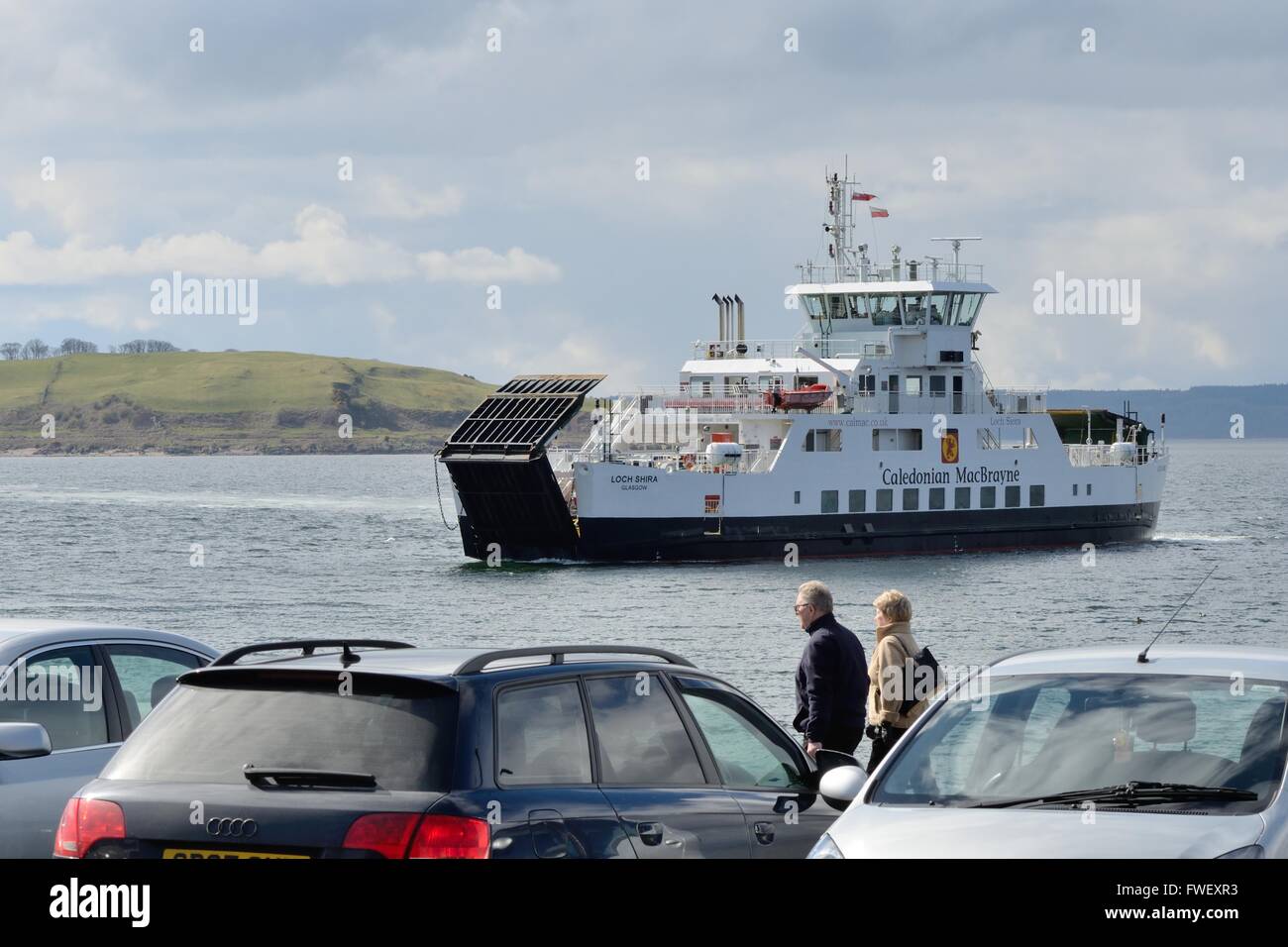 Il Caledonian MacBrayne 'Loch Shira' traghetto per trasporto auto e passeggeri di ritorno da Cumbrae in Largs, Scozia Foto Stock