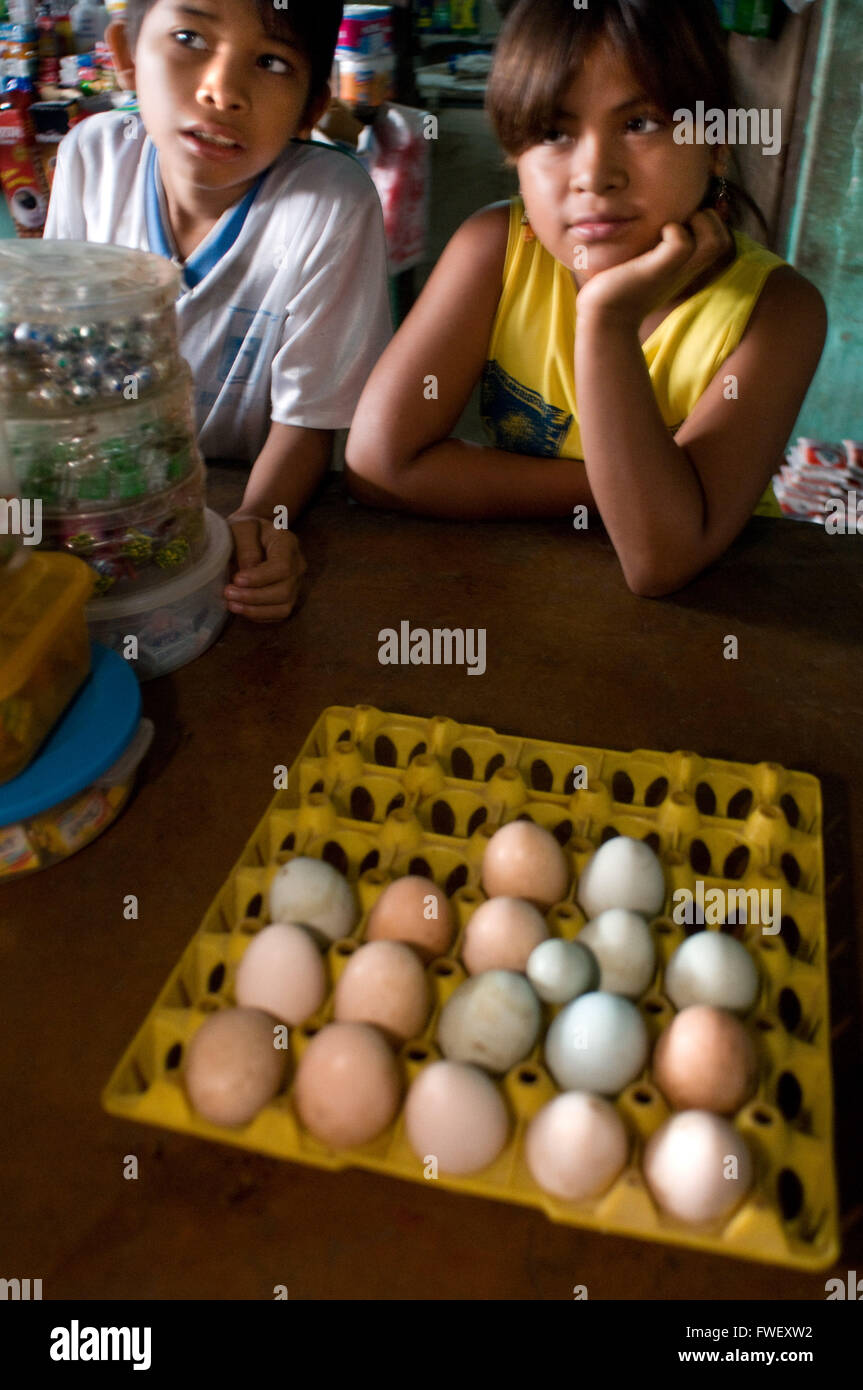 Stallo del mercato del fiume amazzonico uova di tartaruga Indiana Iqutios mercato amazzonia peruviana, Loreto, Perù. Foto Stock