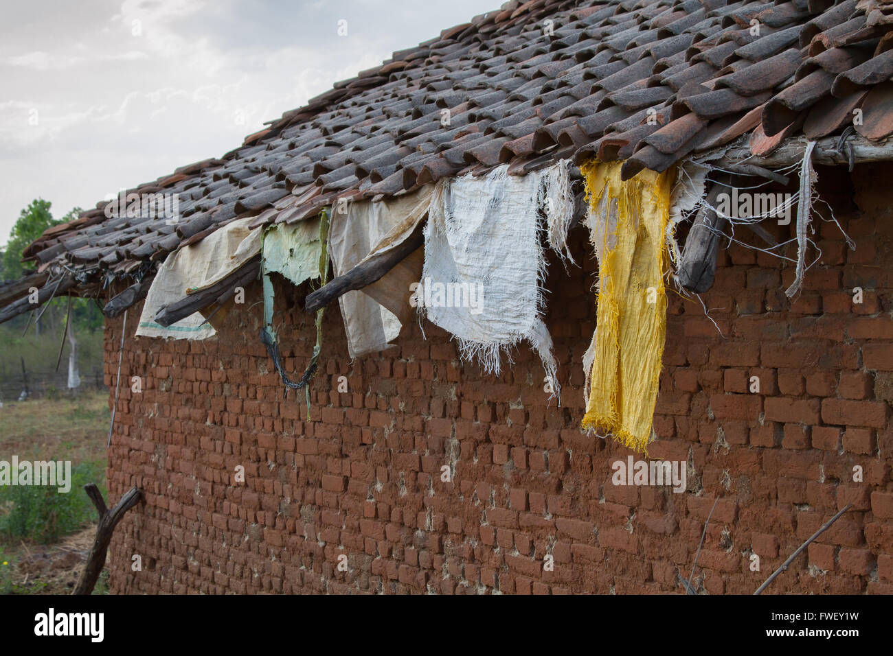 Totalmente usurato servizio lavanderia sospesi dal tetto di una casa indiana Foto Stock