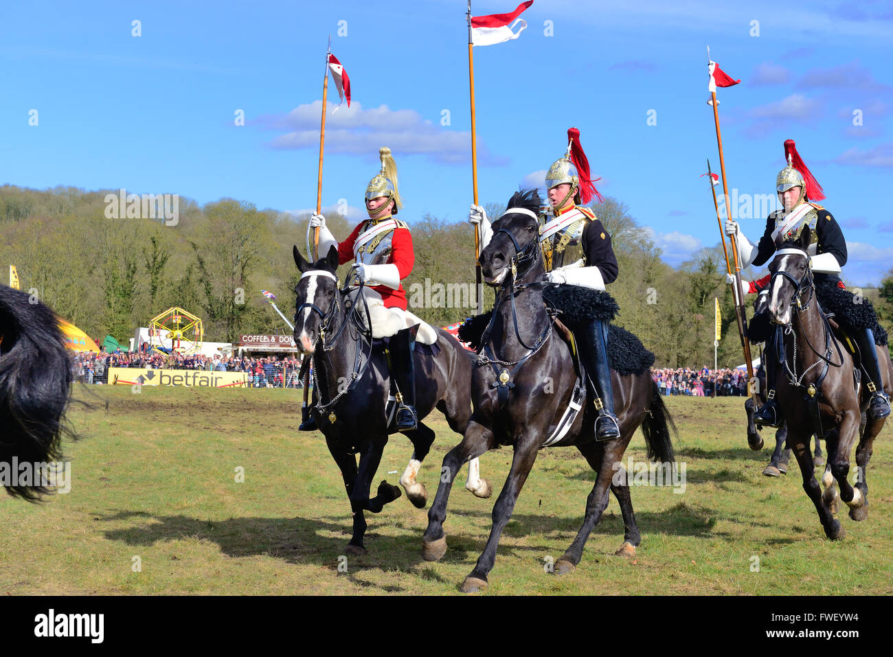 Alcuni dei Cavalleria casalinghi che si caricano attraverso i centri fieristici durante il Musical Ride of the Household Cavallry, Lamburn Open Day, Berkshire, Inghilterra Foto Stock