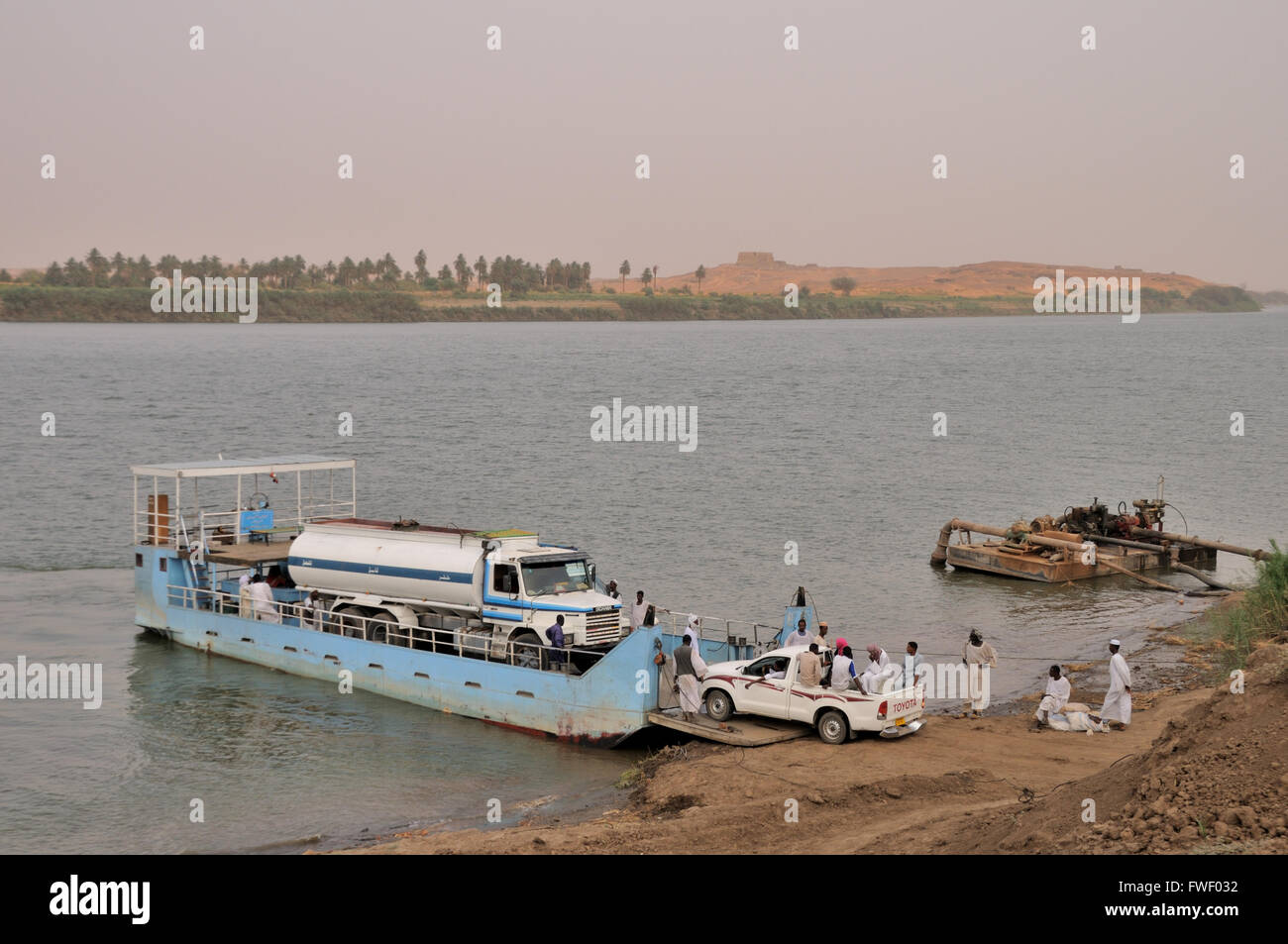 Traversata in traghetto e il Nilo, verso il vecchio Dongola Foto Stock