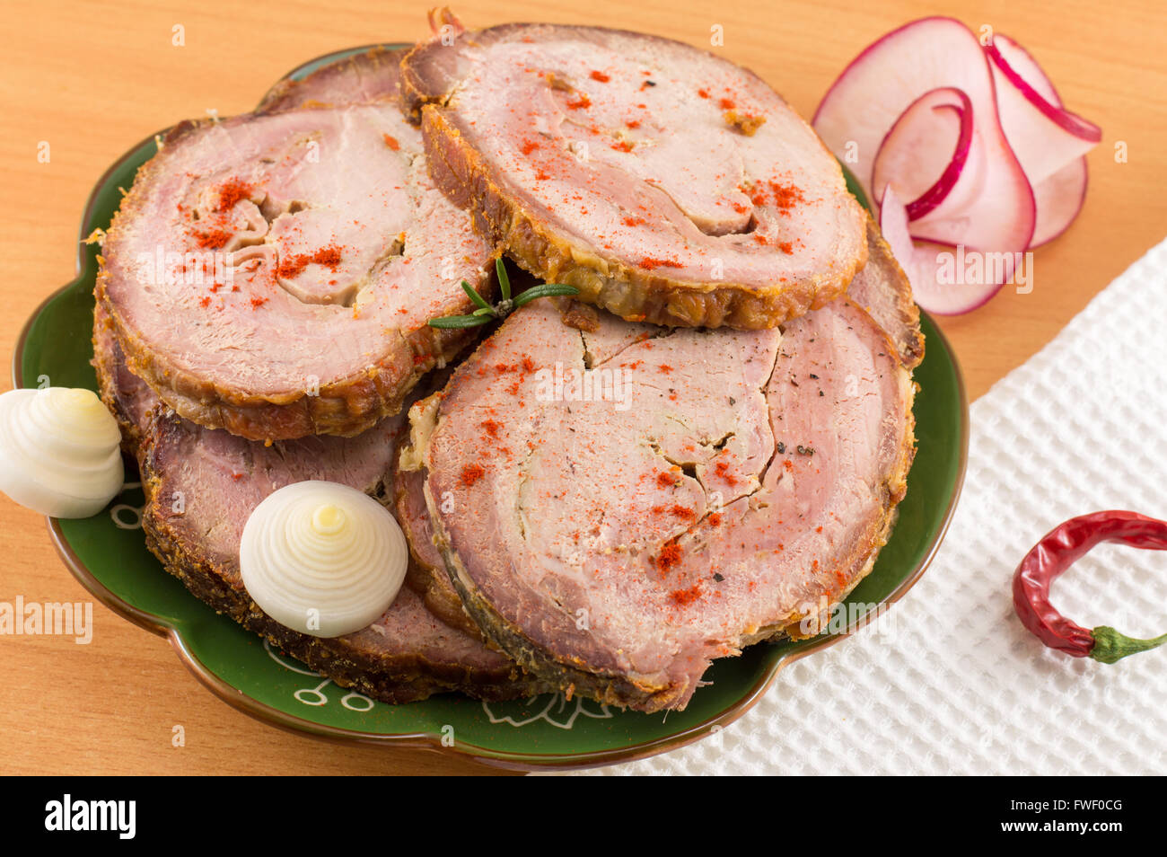 Laminati arrosti di carne di maiale su di una piastra Foto Stock
