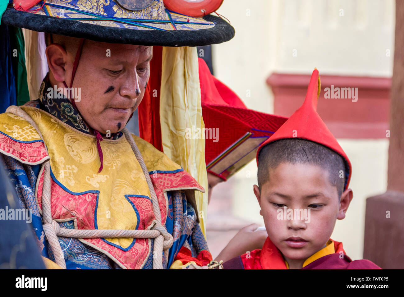 Il Nepal, Kathmandu, Swayambhunath. Tibetano Senior monaco buddista e giovane ragazzo. Foto Stock