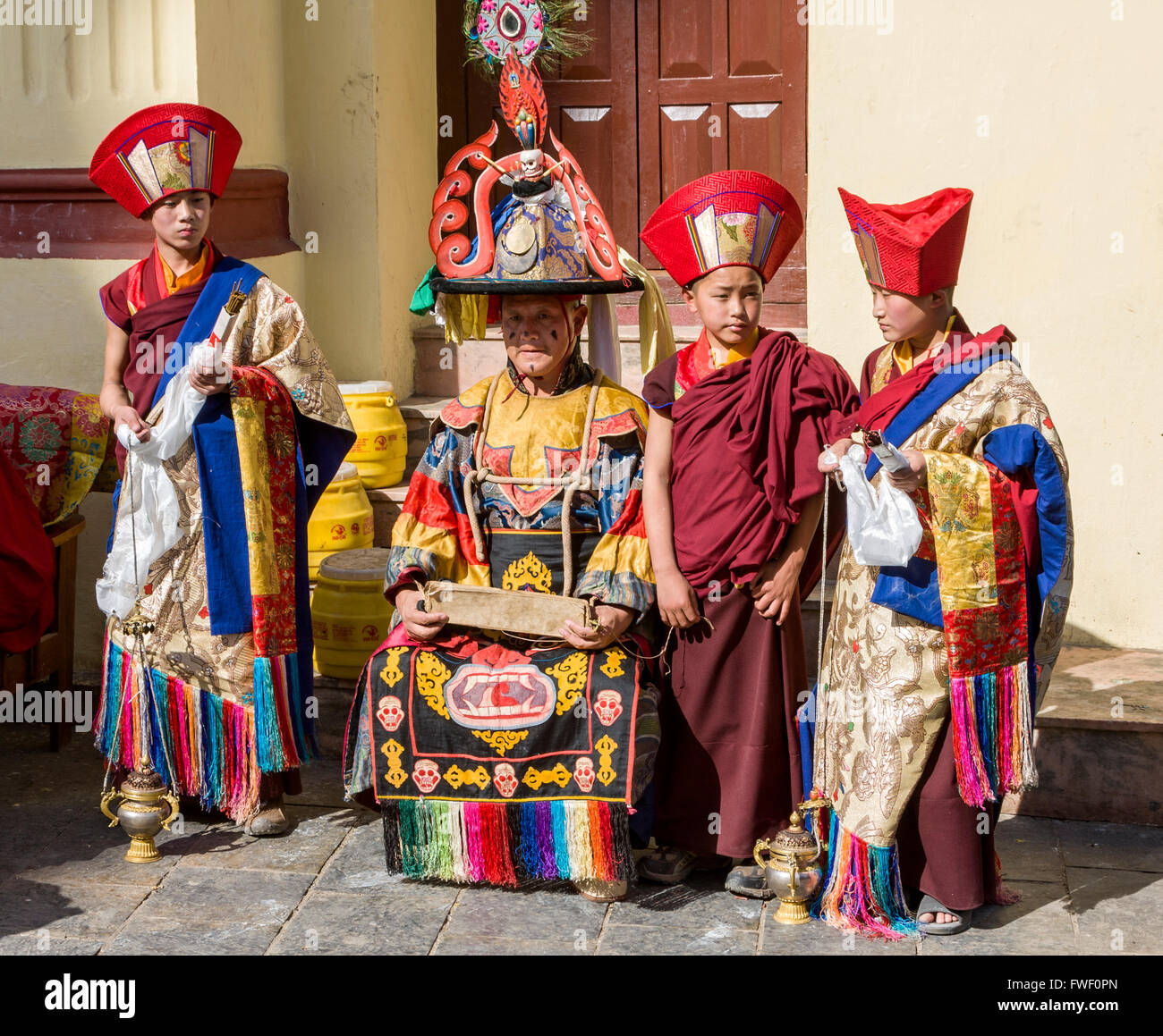 Il Nepal, Kathmandu, Swayambhunath. I giovani monaci buddisti tibetani assistere Senior Monaco in una cerimonia. Foto Stock