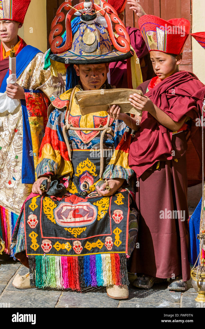 Il Nepal, Kathmandu, Swayambhunath. Giovane monaco novizio può contenere testo sacro mentre Monaco Senior di legge. Foto Stock