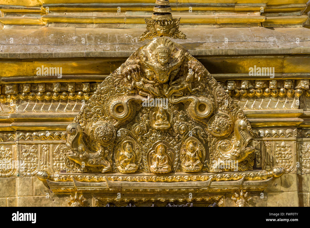 Il Nepal, Kathmandu, Swayambhunath. Decorazione sul santuario buddista a base di Stupa principale. Foto Stock