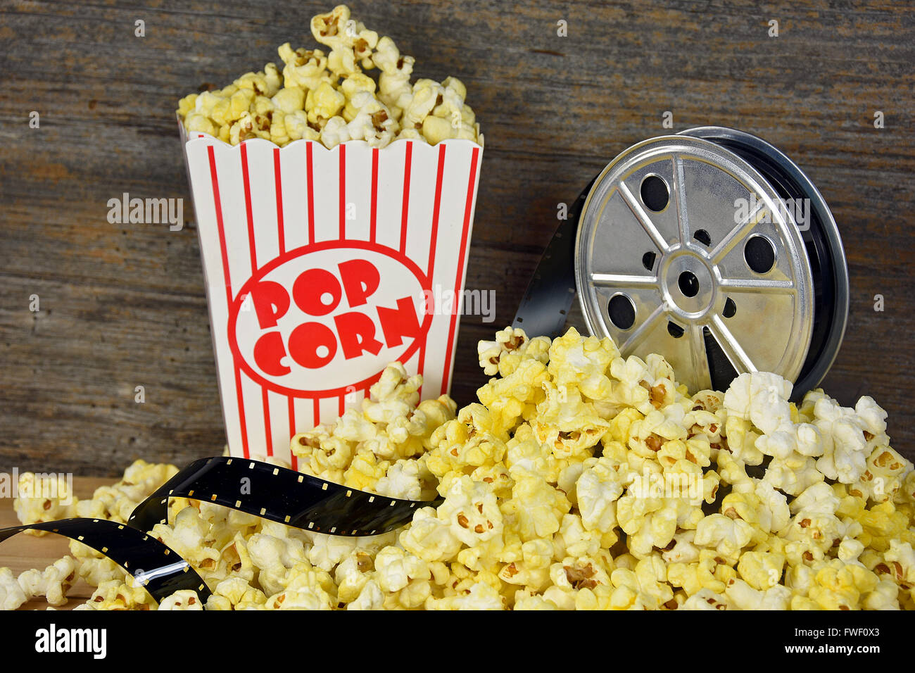 Vecchia bobina di film e film con popcorn. Foto Stock