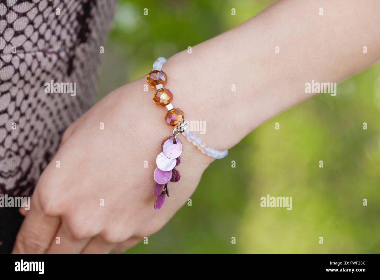 Bracciale con perle naturali Foto Stock