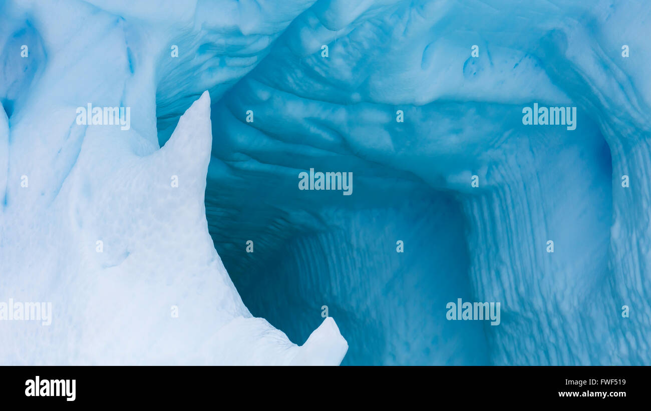 Acqua iceberg scolpito con le grotte di ghiaccio nella Penisola Antartica, Antartide. Foto Stock