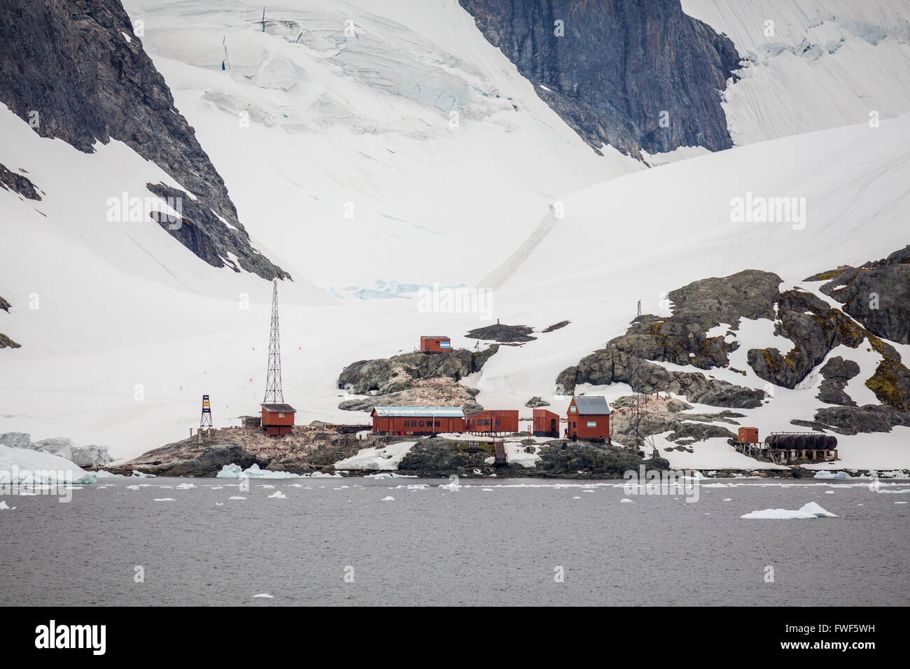 Il Marrone argentino ricerca scientifica dalla stazione di Paradise Bay, Penisola Antartica, Antartide. Foto Stock