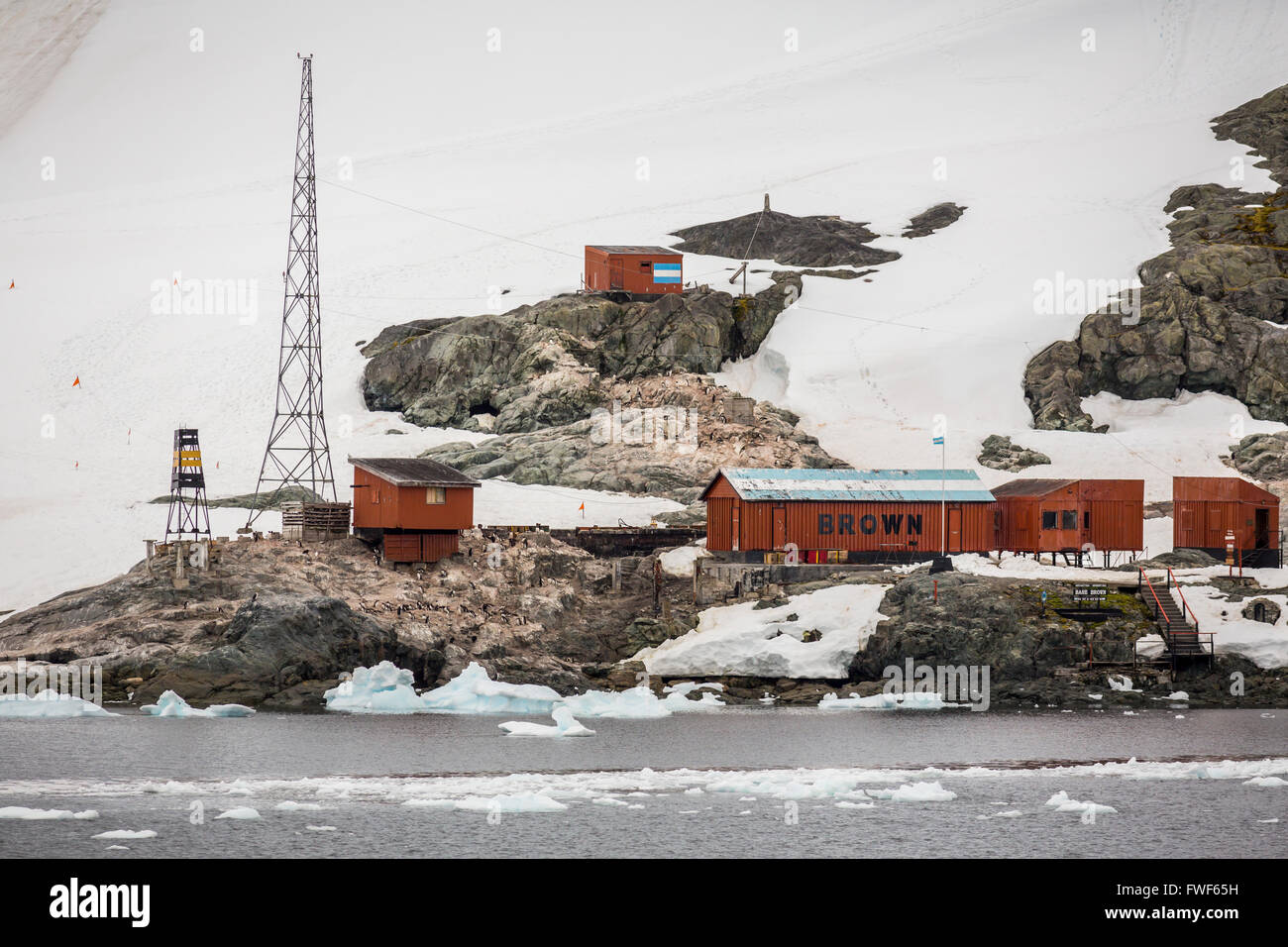 Il Marrone argentino ricerca scientifica dalla stazione di Paradise Bay, Penisola Antartica, Antartide. Foto Stock