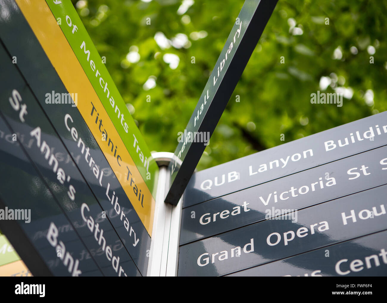 Una strada sospiro visualizza i punti di interesse a Belfast Foto Stock