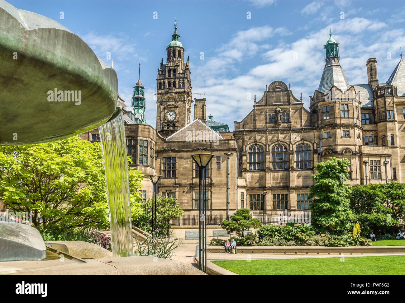Parco di fronte a Sheffield Town Hall, South Yorkshire, Inghilterra, Regno Unito Foto Stock