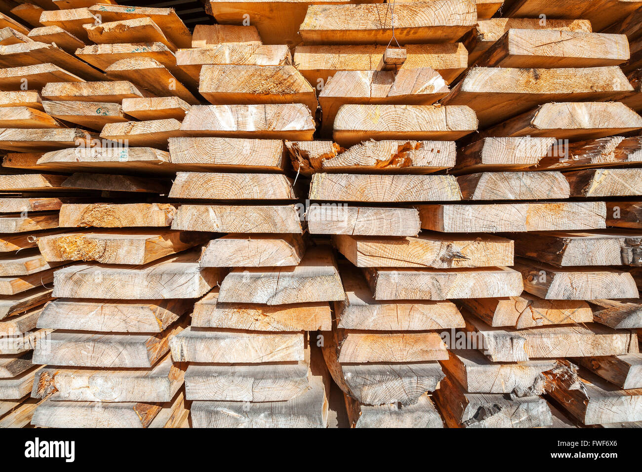 Pila di grezzo di tavole di legno in lumberyard. Foto Stock