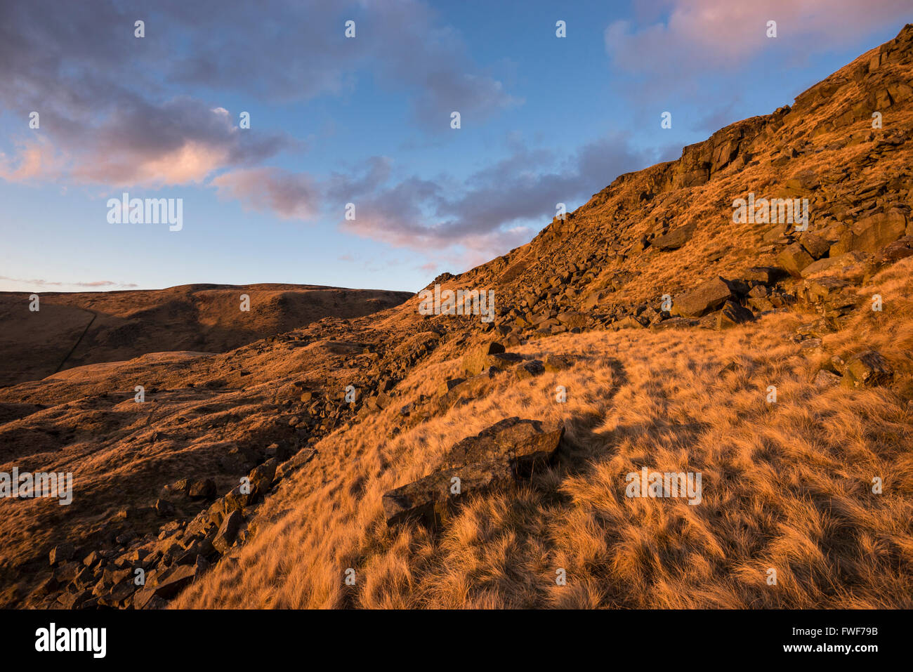 Sera La luce del sole su di un colle roccioso sopra Glossop nel Derbyshire, nell Inghilterra del nord. Foto Stock