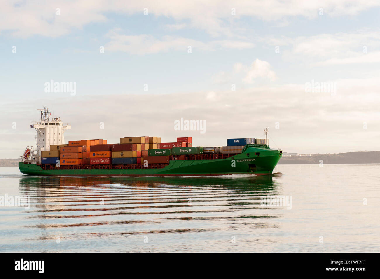 Nave container di vele Elbfeeder attraverso Cobh, sul suo modo di Tivoli contenitore Docks a Cork in Irlanda. Foto Stock