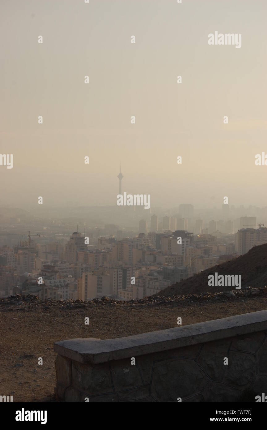 Tehran skyline al tramonto con torre Milad, Iran Foto Stock