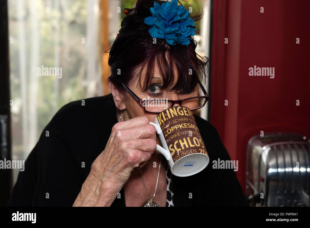 Vecchia Età titolare di pensione o di rendita di bere il caffè a casa Foto Stock