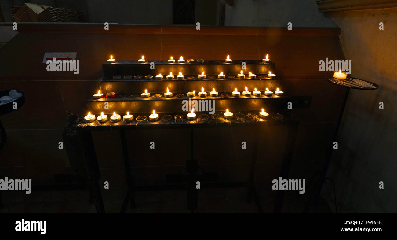 Candela stand pieno di piccole candele votive accesa per la preghiera presso la cattedrale di St. Giles in Edinburgh Foto Stock