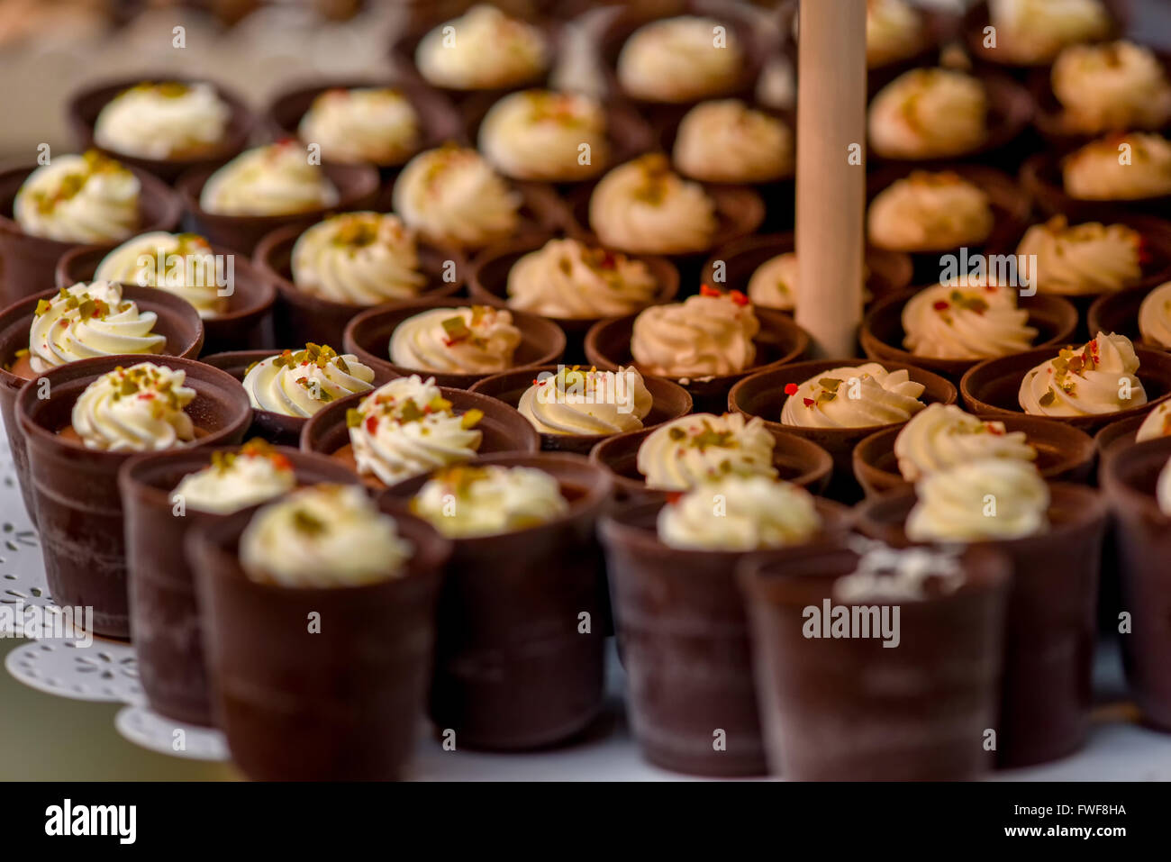 Tortini di cioccolato con panna interno e luce laterale Foto Stock
