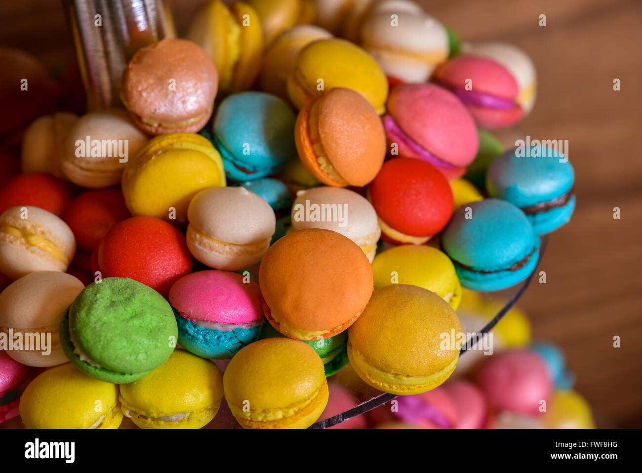Diversi colori di macarons con luce laterale Foto Stock