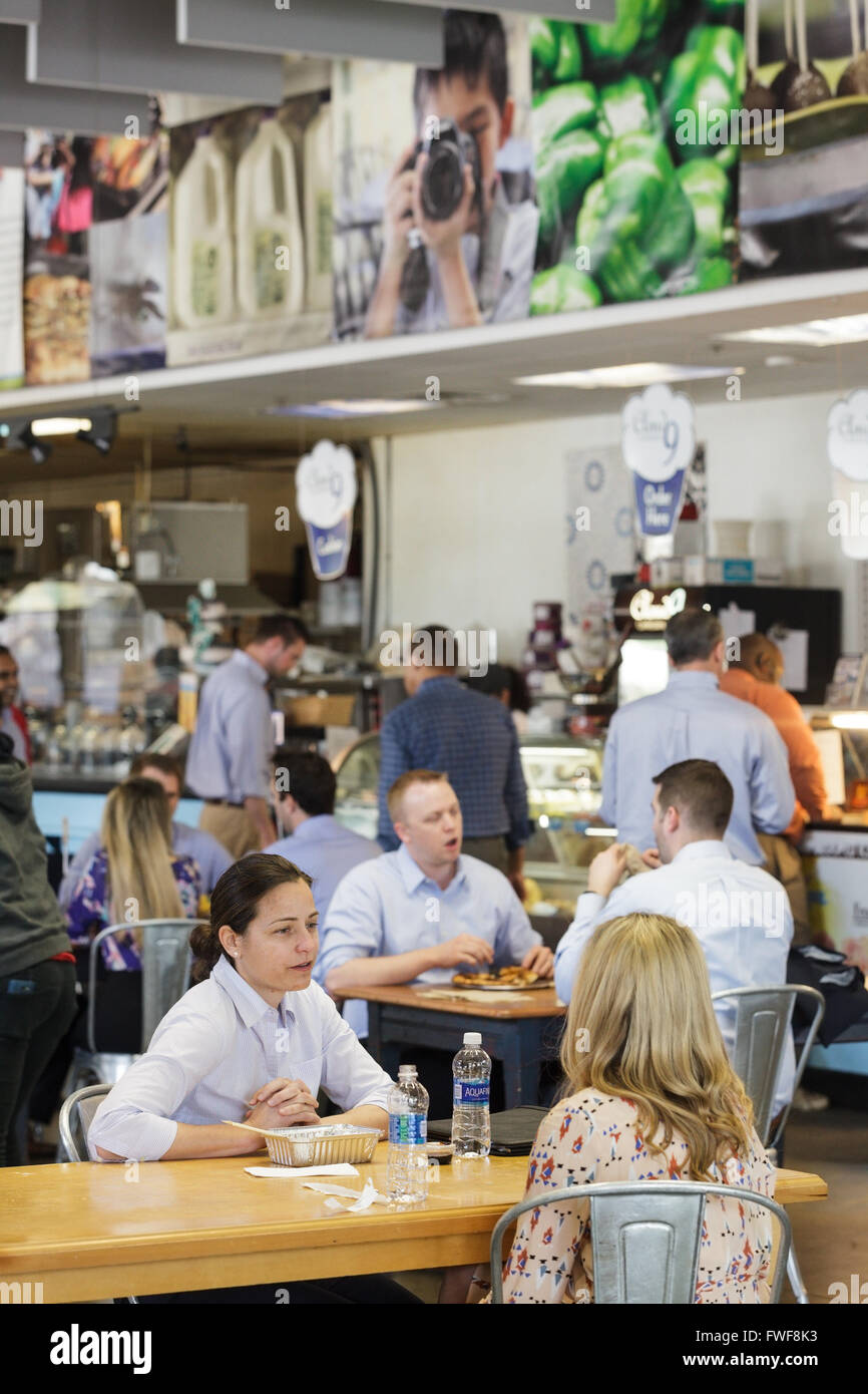 Ora di pranzo, Seventh Street il Mercato Pubblico, Charlotte, North Carolina, Stati Uniti d'America. Foto Stock